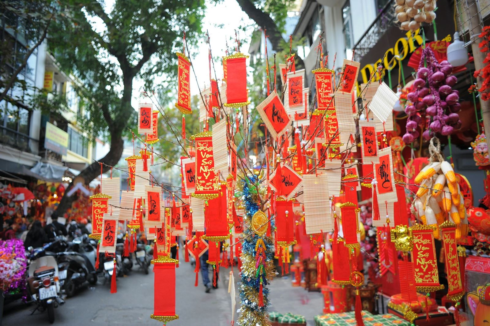 Hang Ma street in Tet Holiday in Vietnam (Photo by Unsplash)