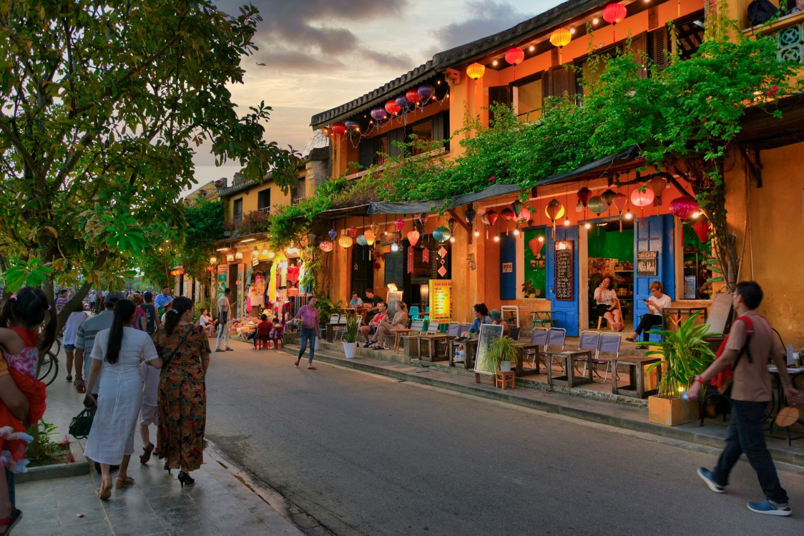 Guests wearing light clothes in summer in Hoi An, Vietnam (Photo by Unsplash)