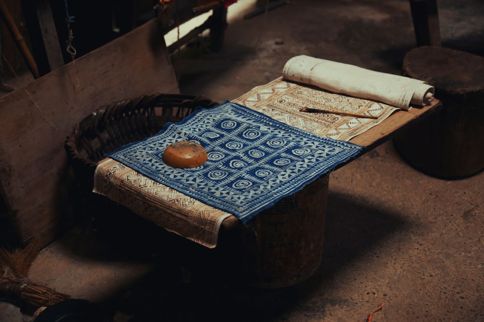 Handcraft pattern by an artisan in Ha Giang (Photo by Unsplash)