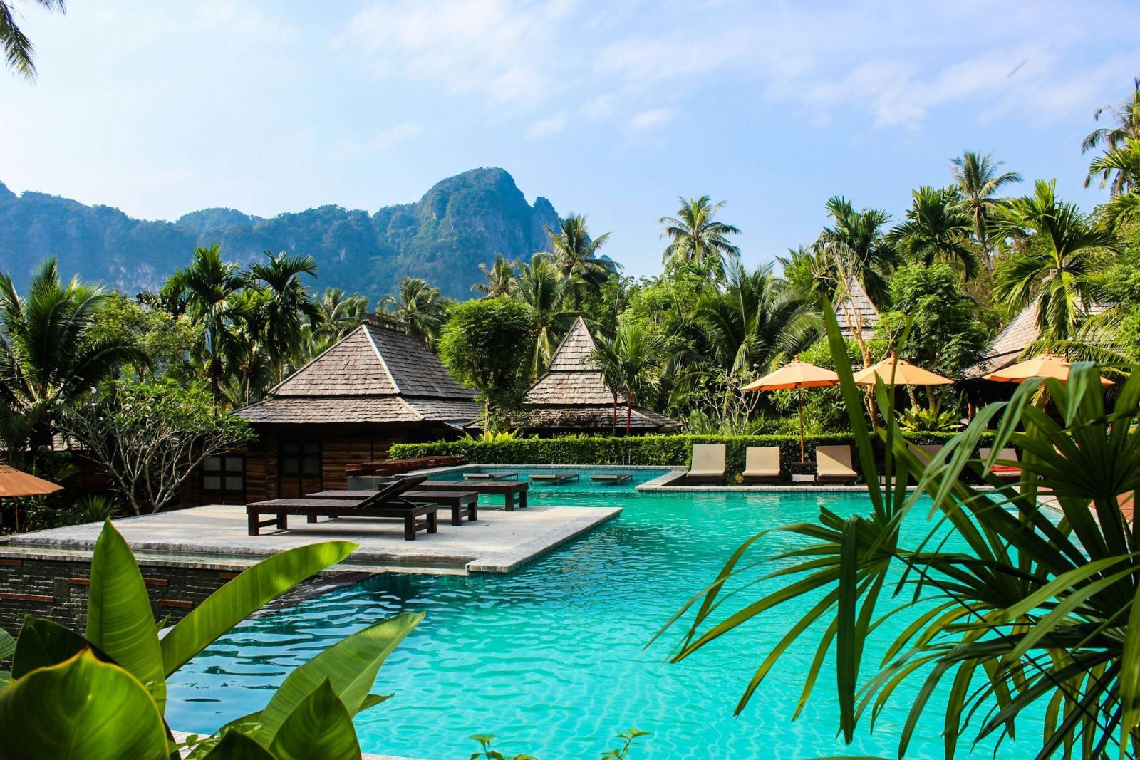 A Thailand resort with pools and relaxing spaces (Photo from Unsplash)