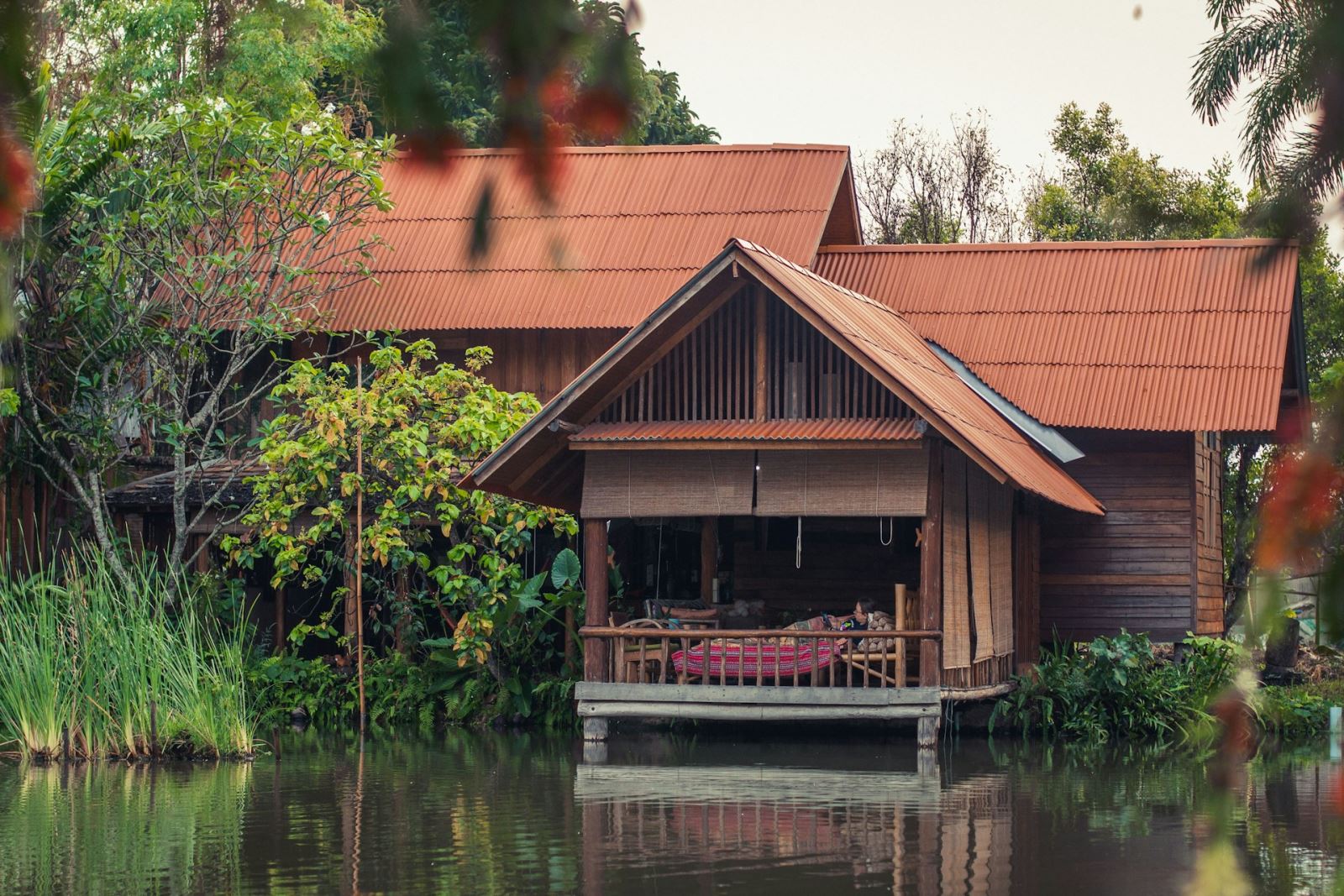 Guests enjoying a soft afternoon inside a resort in Chiang Mai (Photos by Unsplash)
